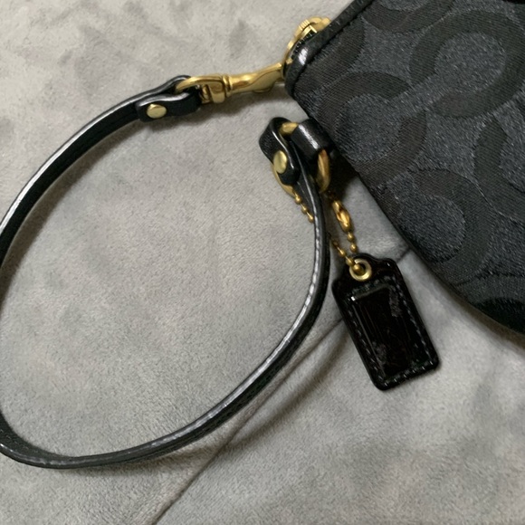 Black coach - Picture 3 of 4